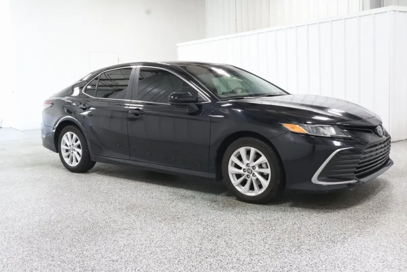 2023 Toyota Camry LE photo 1