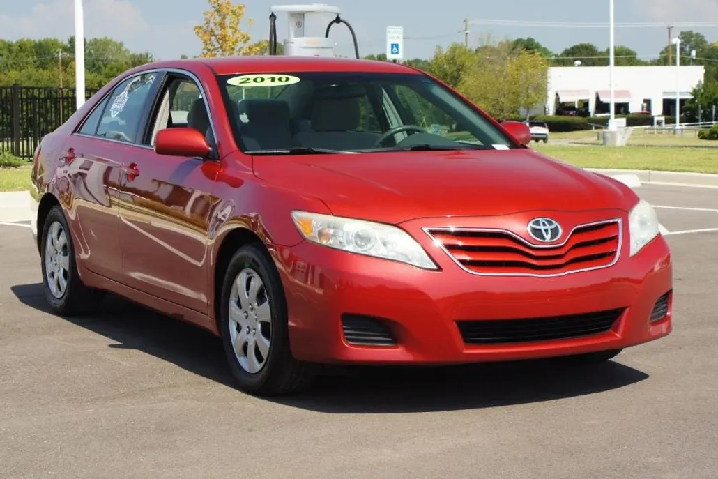 2010 Toyota Camry LE photo 1