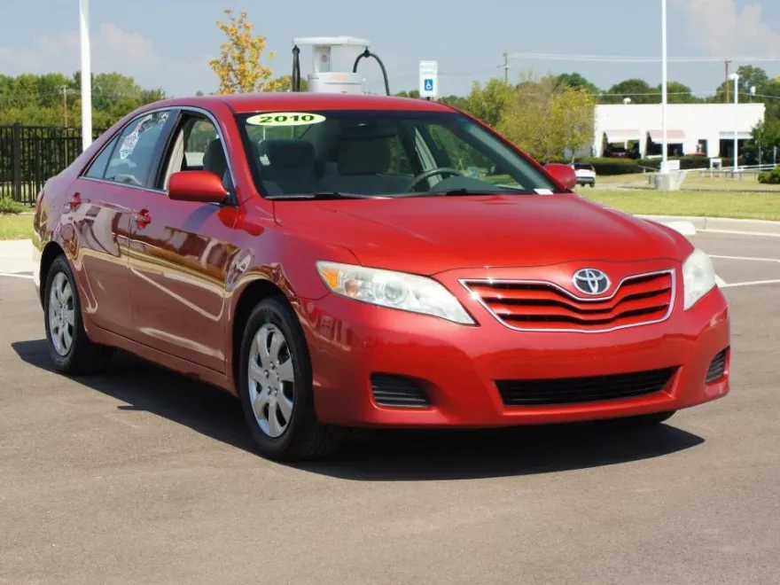 2010 Toyota Camry LE photo 1