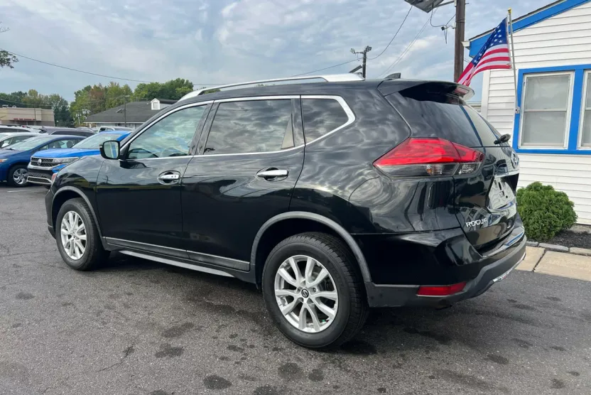 2017 Nissan Rogue SV photo 1