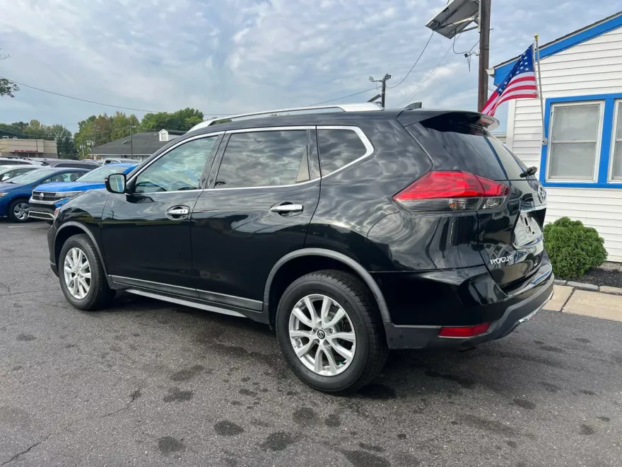 2017 Nissan Rogue SV photo 1
