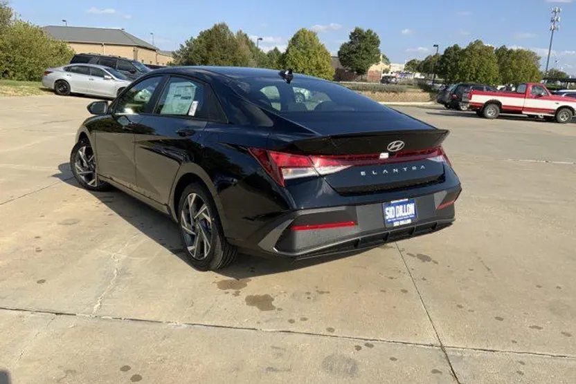 2025 Hyundai Elantra SEL Sport photo 1