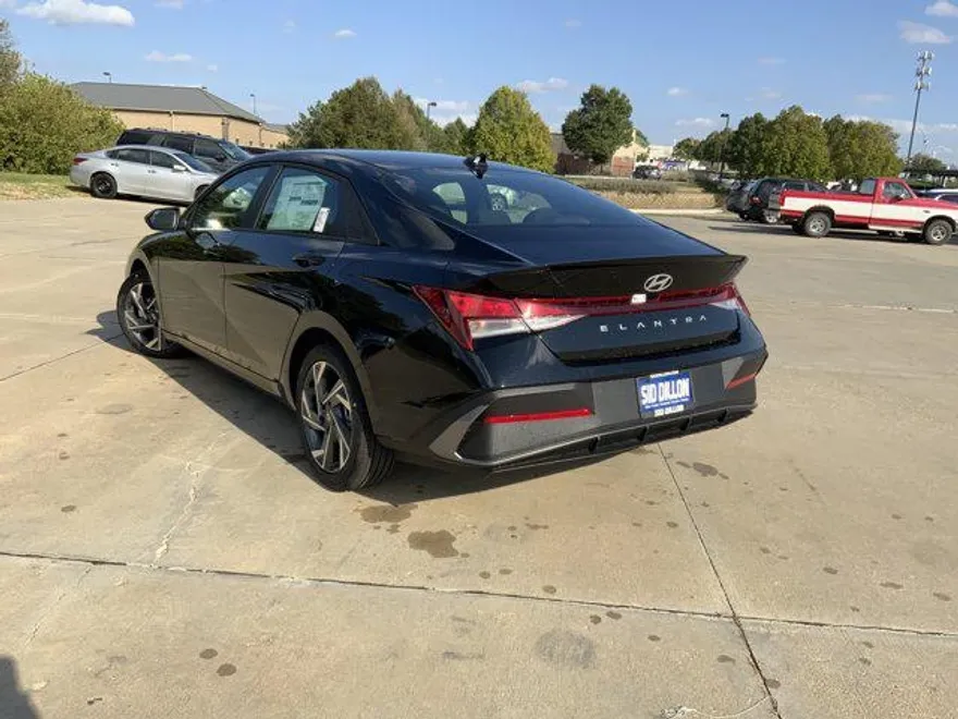 2025 Hyundai Elantra SEL Sport photo 1