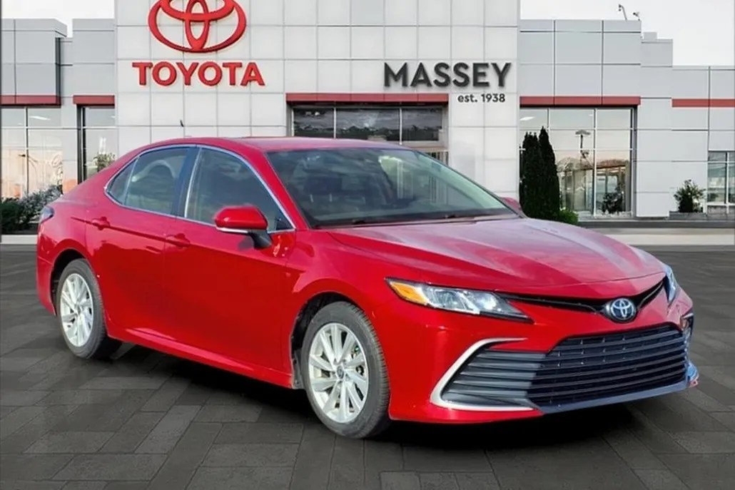 2023 Toyota Camry LE photo 1