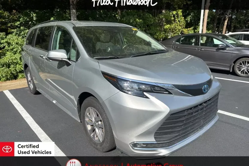 2024 Toyota Sienna XLE photo 1