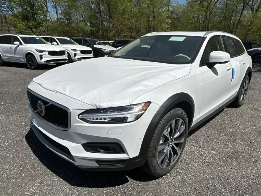 2025 Volvo V90 Cross Country B6 Plus photo 1