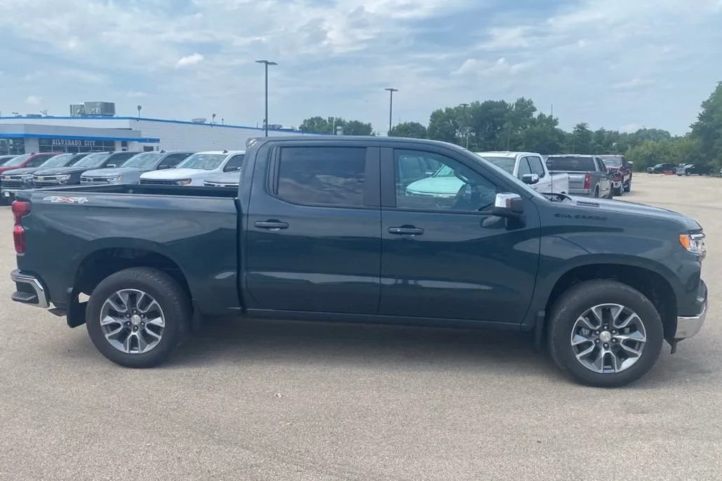 2026 Chevrolet Silverado 1500 LT photo 1