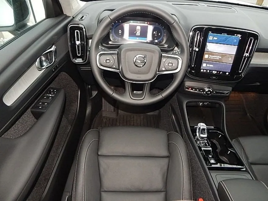 2025 Volvo XC40 Plus photo 1