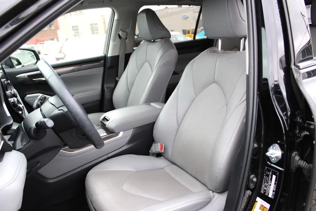 2023 Toyota Highlander Limited photo 1