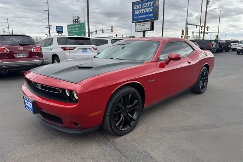 2015 Dodge Challenger SXT Plus photo 1