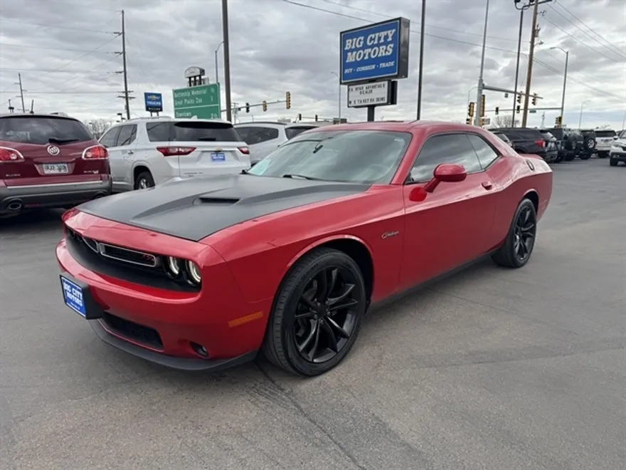 2015 Dodge Challenger SXT Plus photo 1