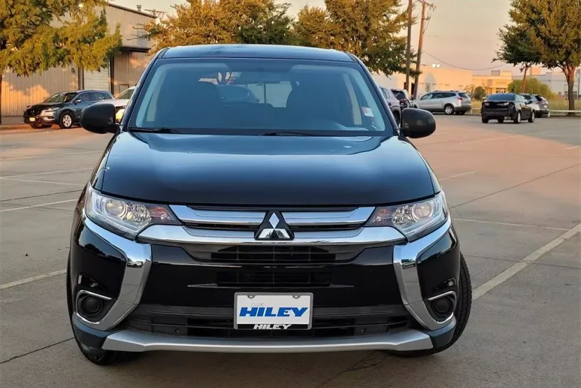 2016 Mitsubishi Outlander ES photo 1