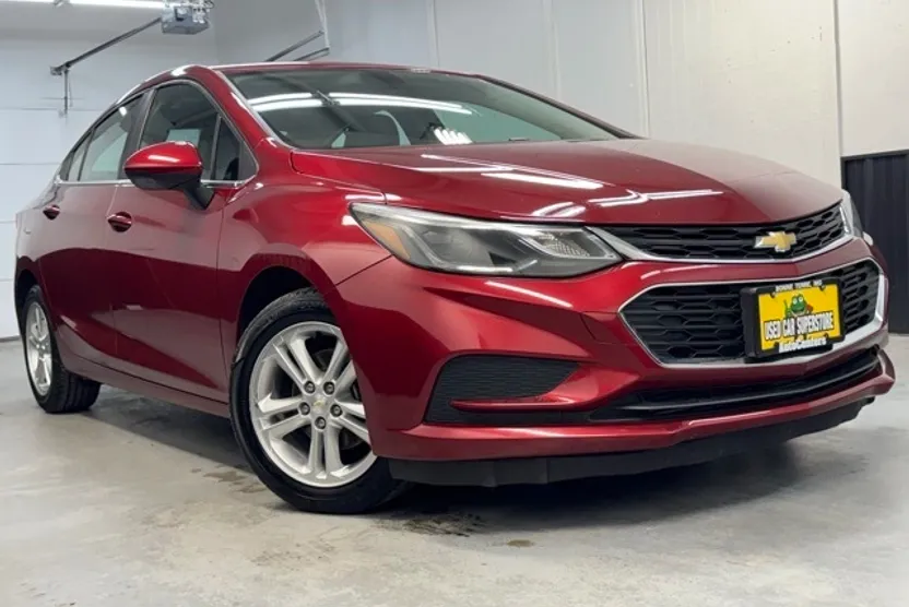 2017 Chevrolet Cruze LT photo 1