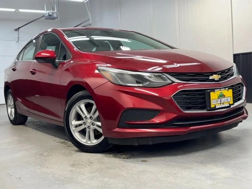 2017 Chevrolet Cruze LT photo 1