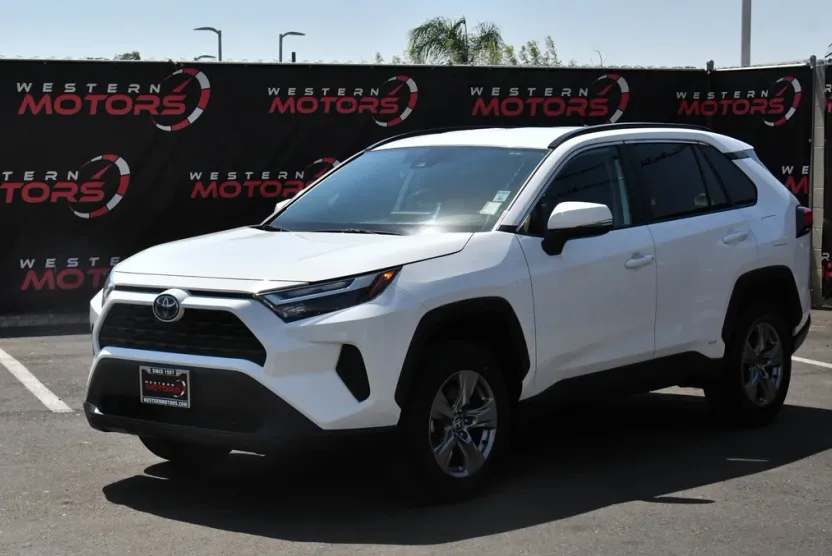 2024 Toyota RAV4 Hybrid XLE photo 1