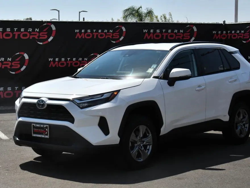 2024 Toyota RAV4 Hybrid XLE photo 1