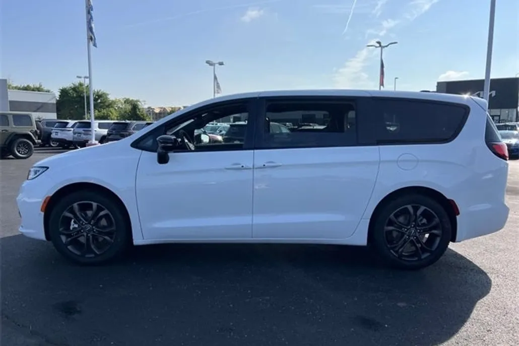 2026 Chrysler Pacifica photo 1