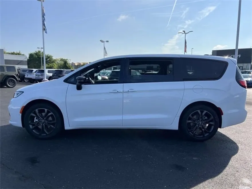 2026 Chrysler Pacifica photo 1