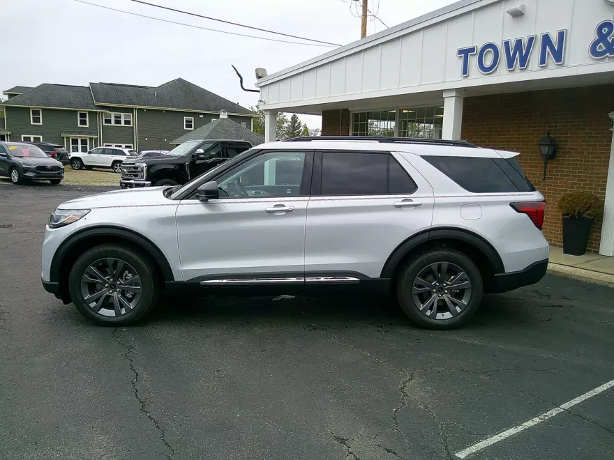 2025 Ford Explorer photo 1