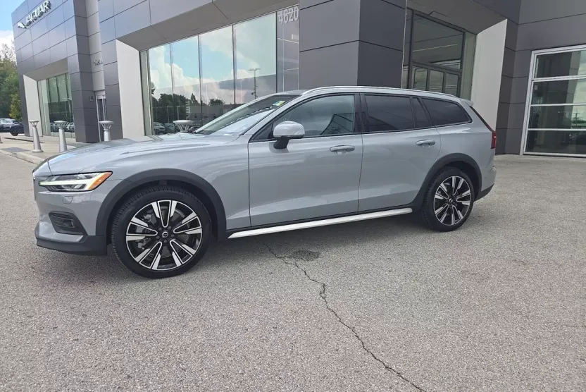 2024 Volvo V60 Cross Country Ultimate photo 1