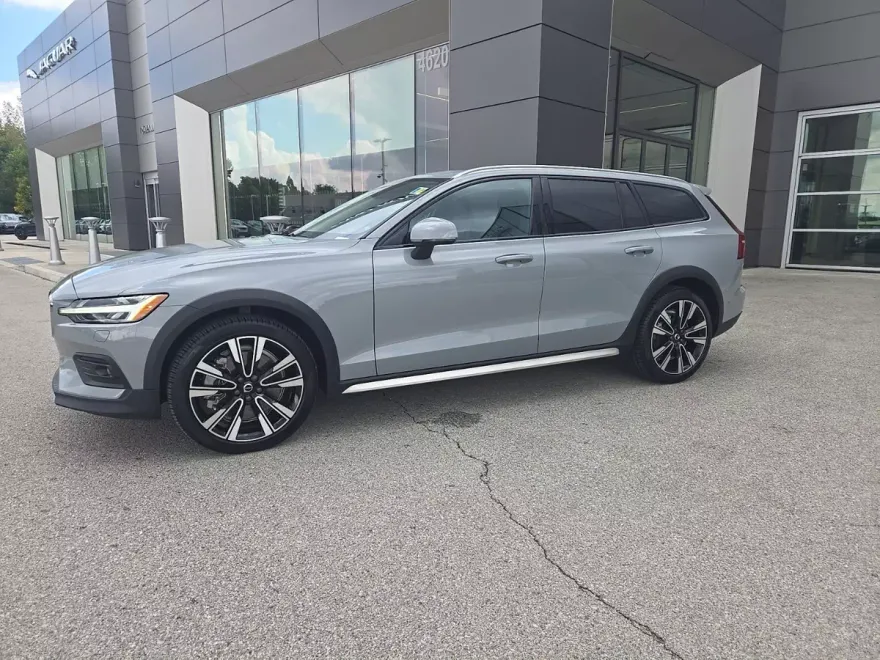 2024 Volvo V60 Cross Country Ultimate photo 1