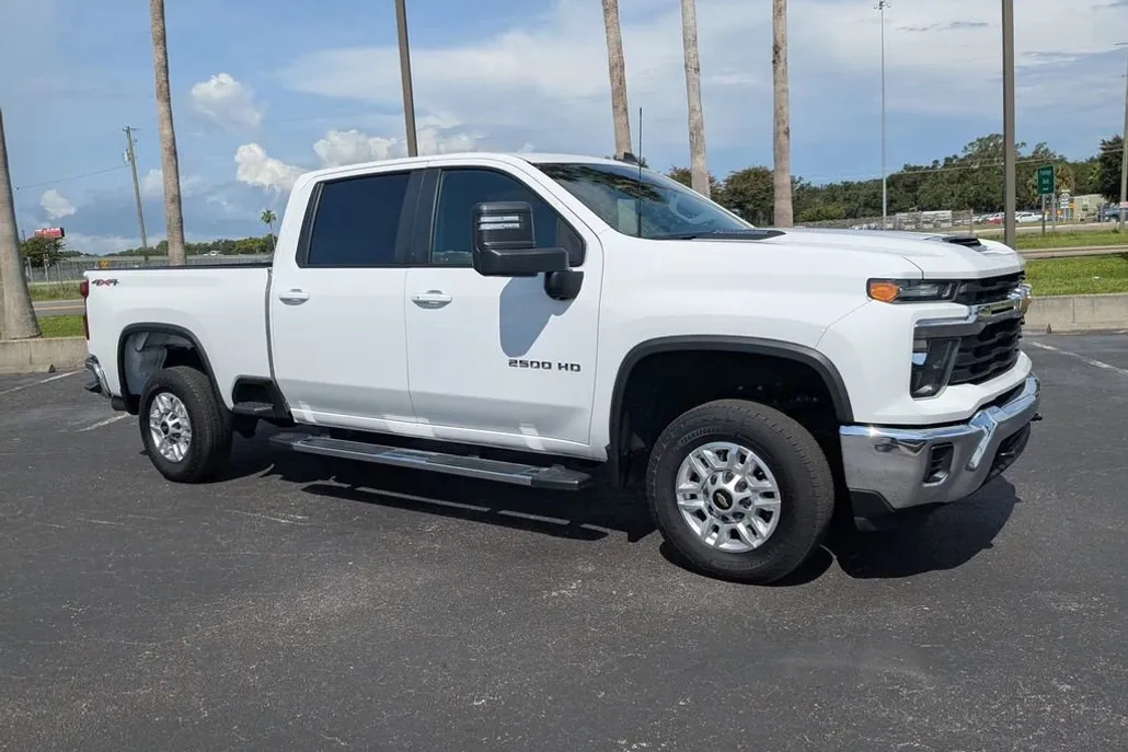 2024 Chevrolet Silverado 2500HD LT photo 1