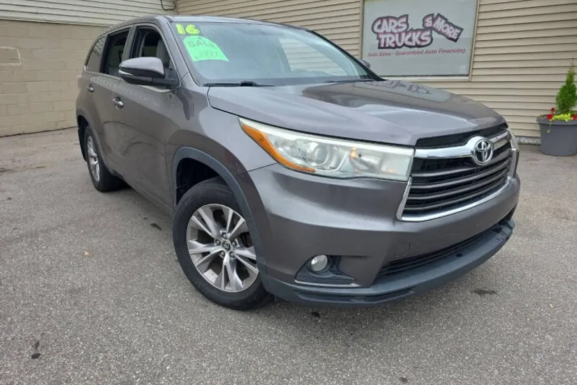 2016 Toyota Highlander LE Plus photo 1