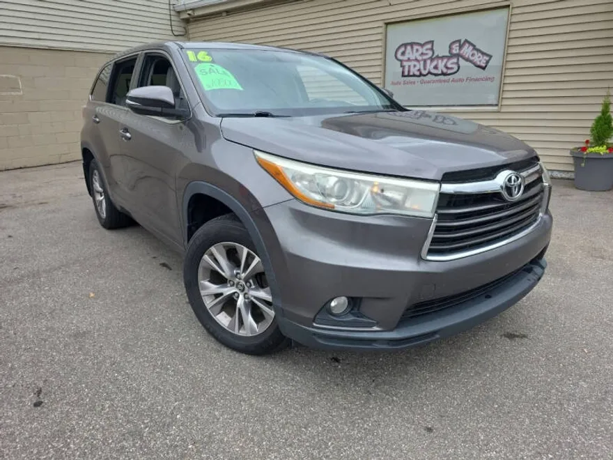 2016 Toyota Highlander LE Plus photo 1