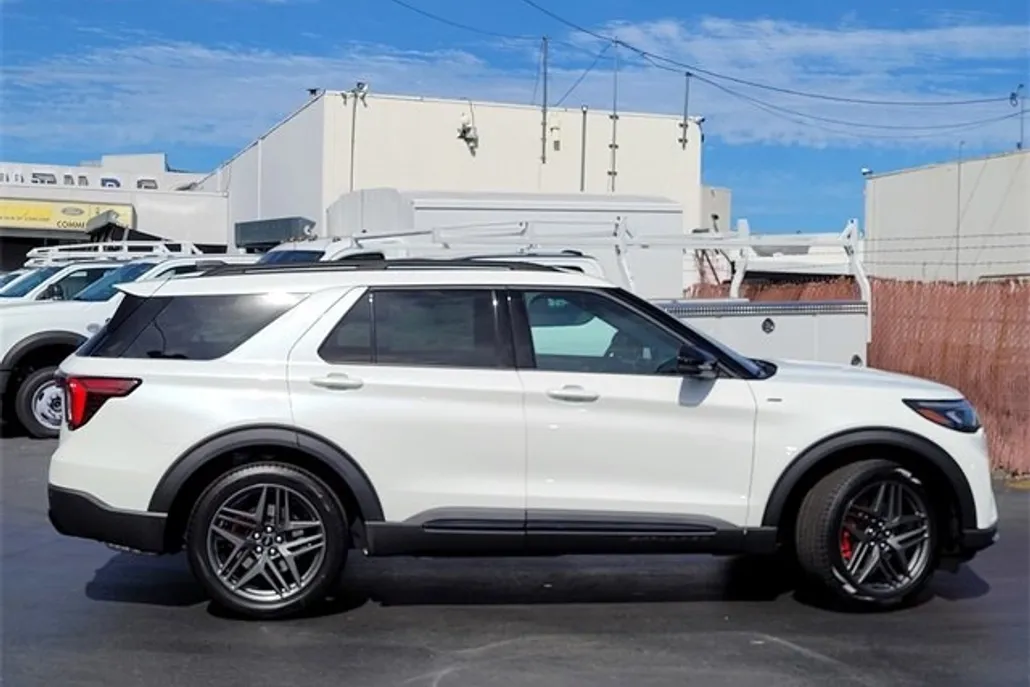 2025 Ford Explorer ST-Line photo 1