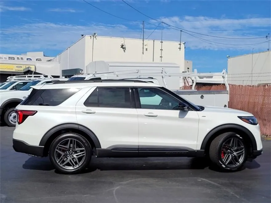 2025 Ford Explorer ST-Line photo 1