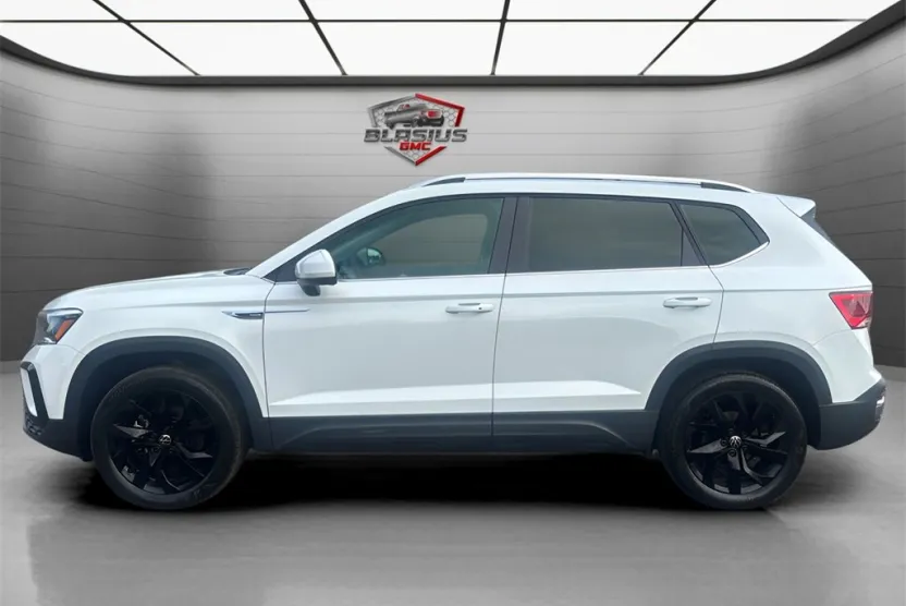 2023 Volkswagen Taos SE photo 1