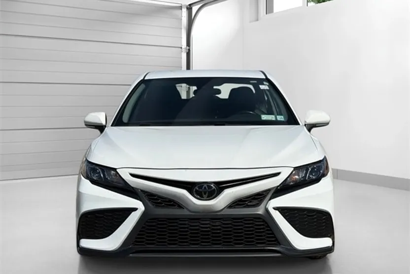 2022 Toyota Camry SE photo 1