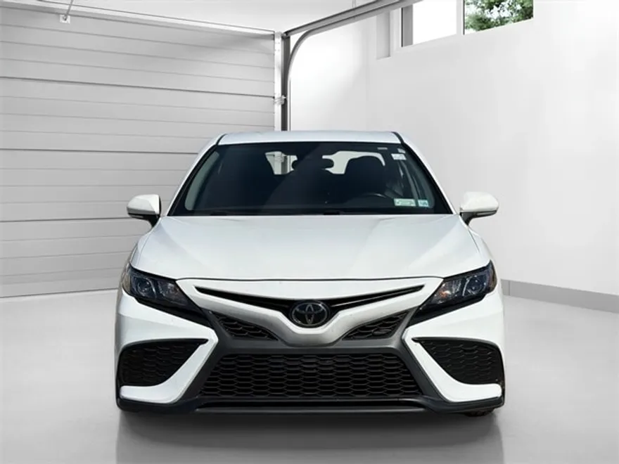 2022 Toyota Camry SE photo 1