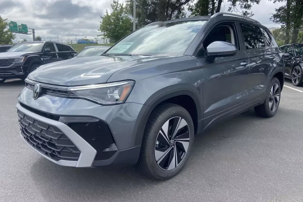 2025 Volkswagen Taos SE photo 1