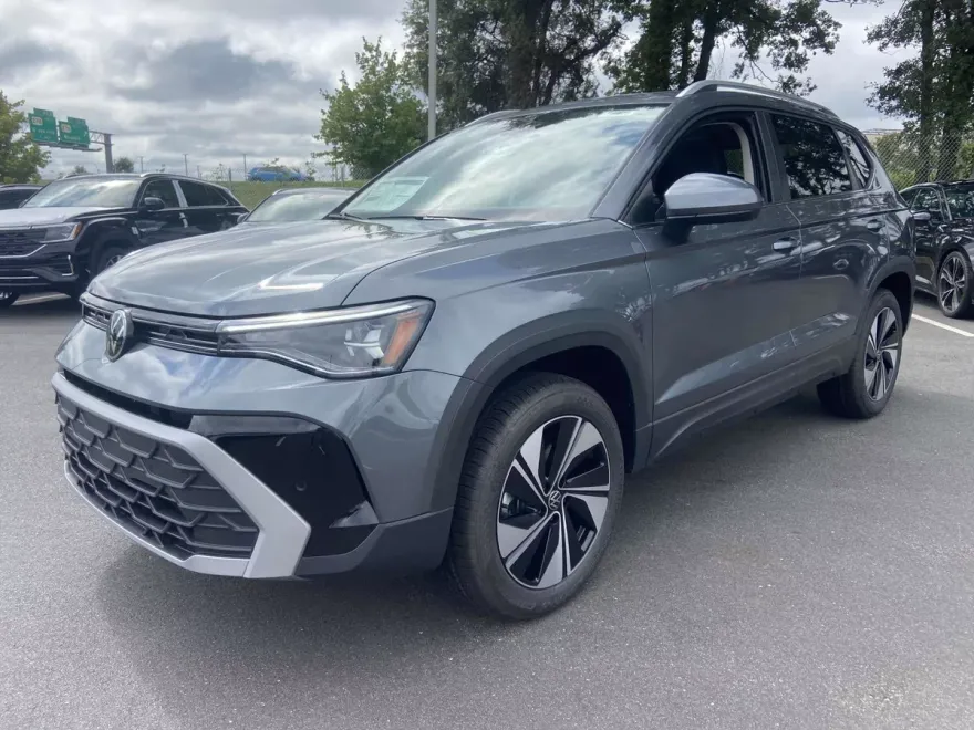 2025 Volkswagen Taos SE photo 1