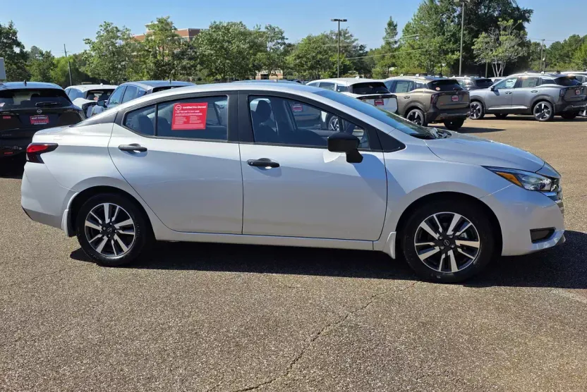 2025 Nissan Versa 1.6 S photo 1
