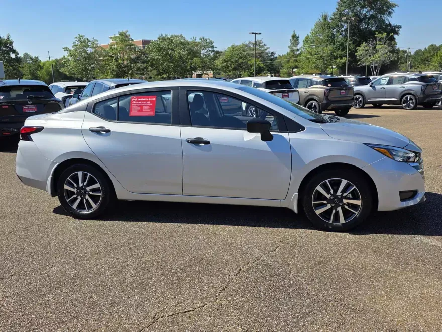 2025 Nissan Versa 1.6 S photo 1