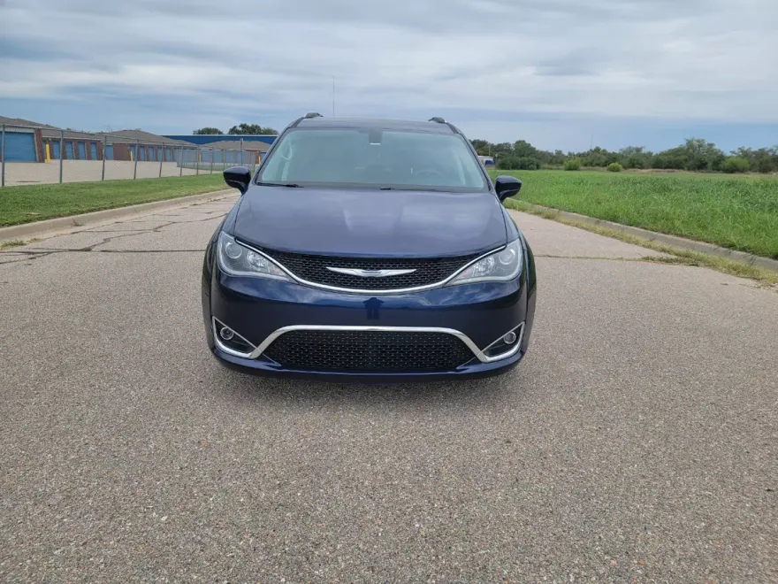 2017 Chrysler Pacifica Touring Plus photo 1