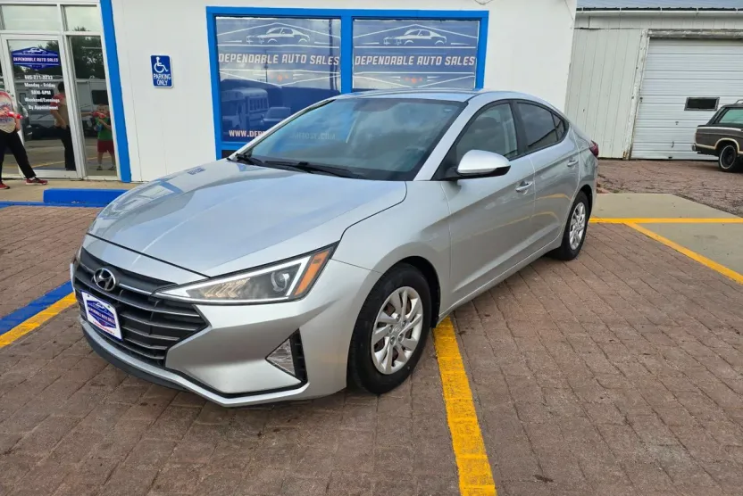 2019 Hyundai Elantra SE photo 1