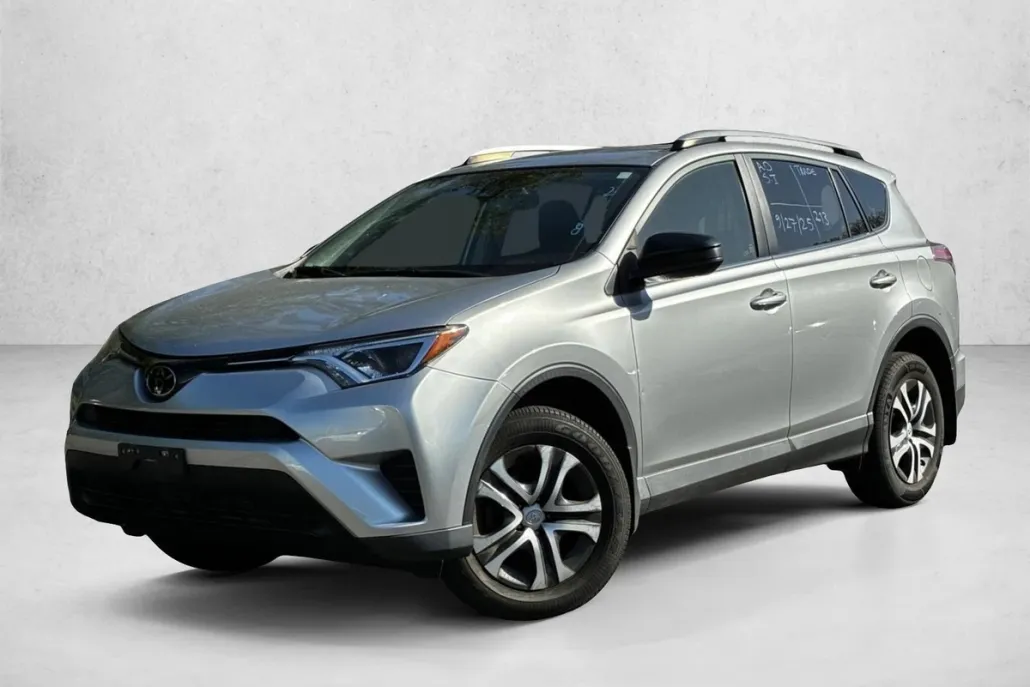2018 Toyota RAV4 LE photo 1