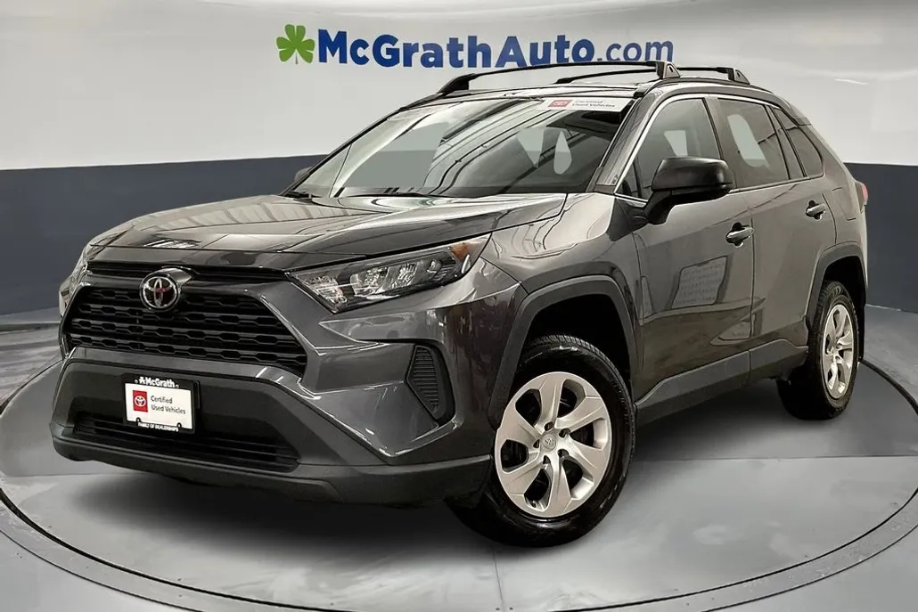 2020 Toyota RAV4 LE photo 1