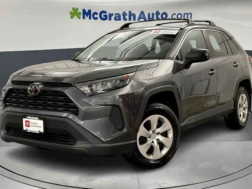 2020 Toyota RAV4 LE photo 1