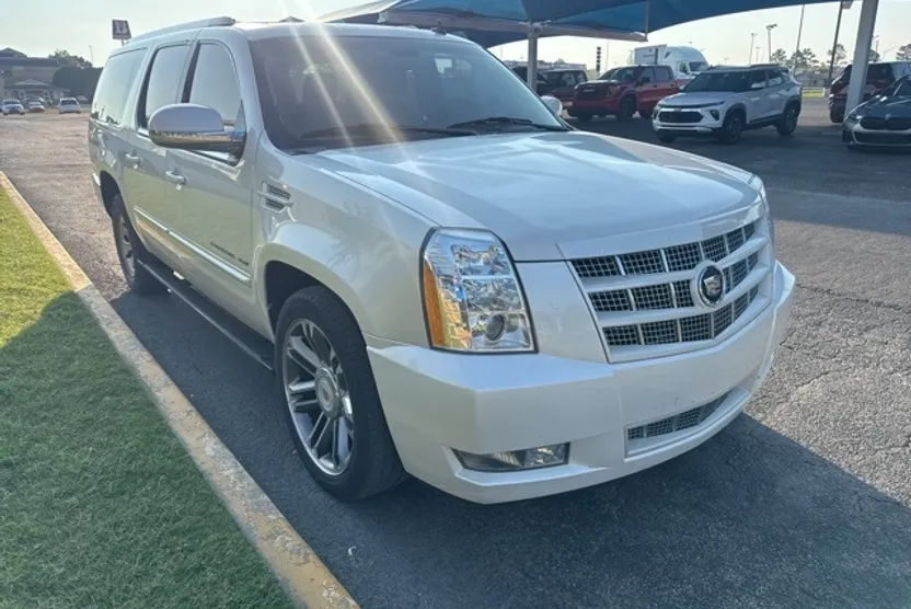 2020 Cadillac Escalade ESV Luxury photo 1