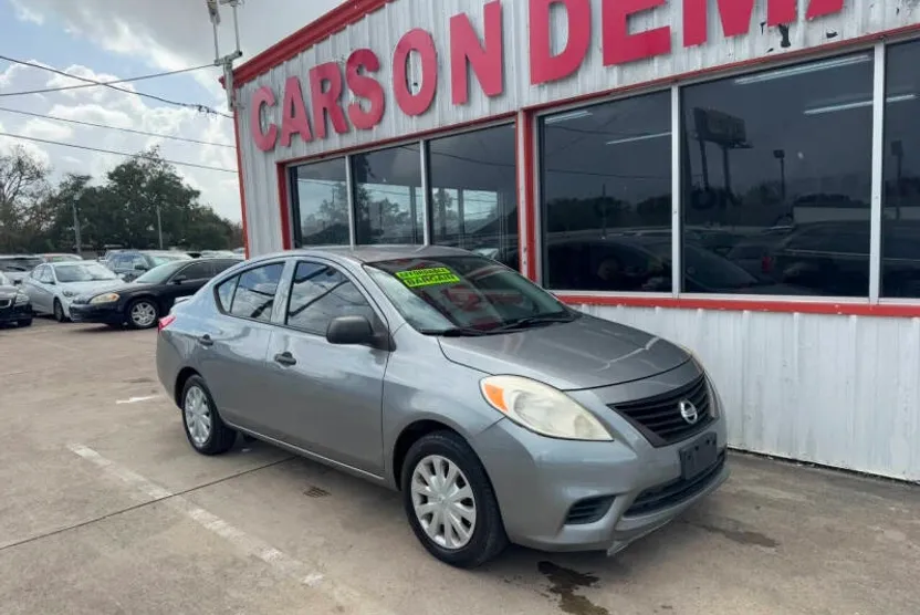 2014 Nissan Versa 1.6 S photo 1