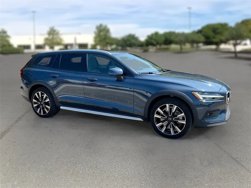 2023 Volvo V60 Cross Country Ultimate photo 1