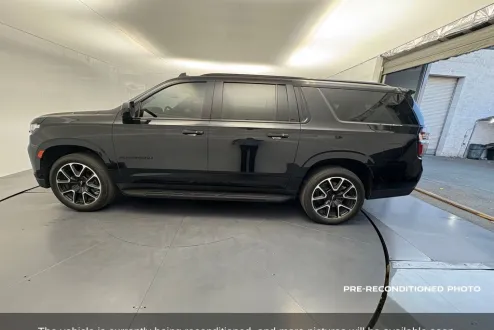 2023 Chevrolet Suburban RST photo 2