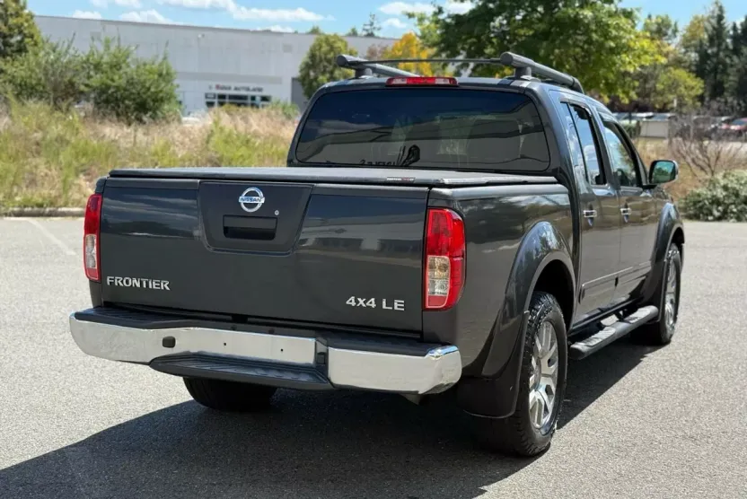 2010 Nissan Frontier Crew Cab LE photo 1