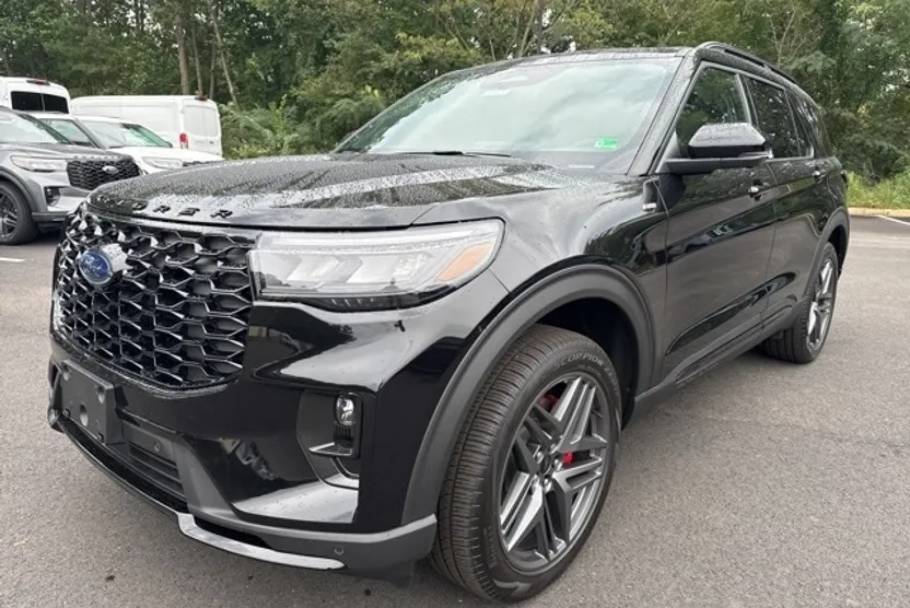 2025 Ford Explorer ST-Line photo 1