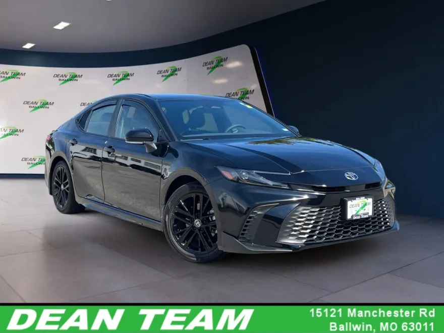 2025 Toyota Camry SE photo 1