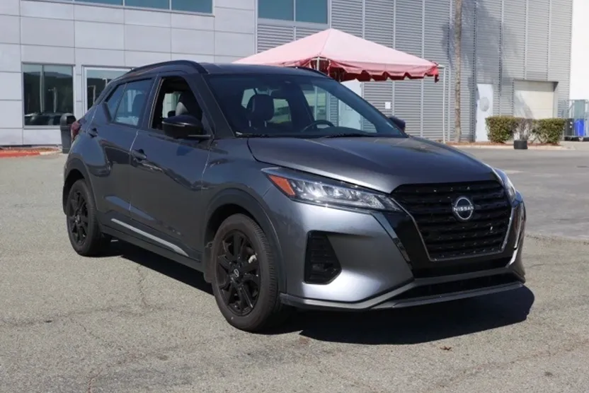 2023 Nissan Kicks SR photo 1